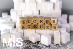 14.10.2026, Thema Zuckersteuer für Softgetränke. Studioaufnahme mit Würfelzucker und Schriftzug ZUCKERSTEUER.  Die Bundesregierung hat sich im Streit um die Zuckersteuer für Getränke geeinigt, Der Kompromiss sieht eine zweistufige Steuer und Ausnahmen für kleinere Hersteller vor. So soll ab dem 1. Juli 2027 ein Steuersatz von 26 Cent auf gesüßte Getränke mit einem Zuckergehalt ab 5 Gramm pro 100 Milliliter erhoben werden. Bei einem Zuckergehalt von 8 Gramm pro 100 Milliliter soll der Satz 32 Cent betragen.