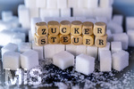 14.10.2026, Thema Zuckersteuer für Softgetränke. Studioaufnahme mit Würfelzucker und Schriftzug ZUCKERSTEUER.  Die Bundesregierung hat sich im Streit um die Zuckersteuer für Getränke geeinigt, Der Kompromiss sieht eine zweistufige Steuer und Ausnahmen für kleinere Hersteller vor. So soll ab dem 1. Juli 2027 ein Steuersatz von 26 Cent auf gesüßte Getränke mit einem Zuckergehalt ab 5 Gramm pro 100 Milliliter erhoben werden. Bei einem Zuckergehalt von 8 Gramm pro 100 Milliliter soll der Satz 32 Cent betragen.
