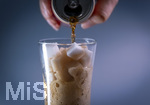 14.10.2026, Thema Zuckersteuer für Softgetränke. Studioaufnahme mit Würfelzucker und Cola-Dose.  Die Bundesregierung hat sich im Streit um die Zuckersteuer für Getränke geeinigt, Der Kompromiss sieht eine zweistufige Steuer und Ausnahmen für kleinere Hersteller vor. So soll ab dem 1. Juli 2027 ein Steuersatz von 26 Cent auf gesüßte Getränke mit einem Zuckergehalt ab 5 Gramm pro 100 Milliliter erhoben werden. Bei einem Zuckergehalt von 8 Gramm pro 100 Milliliter soll der Satz 32 Cent betragen. 