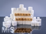 14.10.2026, Thema Zuckersteuer für Softgetränke. Studioaufnahme mit Würfelzucker und Schriftzug ZUCKERSTEUER.  Die Bundesregierung hat sich im Streit um die Zuckersteuer für Getränke geeinigt, Der Kompromiss sieht eine zweistufige Steuer und Ausnahmen für kleinere Hersteller vor. So soll ab dem 1. Juli 2027 ein Steuersatz von 26 Cent auf gesüßte Getränke mit einem Zuckergehalt ab 5 Gramm pro 100 Milliliter erhoben werden. Bei einem Zuckergehalt von 8 Gramm pro 100 Milliliter soll der Satz 32 Cent betragen.