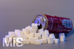 14.10.2026, Thema Zuckersteuer für Softgetränke. Studioaufnahme mit Würfelzucker und Cola-Dose.  Die Bundesregierung hat sich im Streit um die Zuckersteuer für Getränke geeinigt, Der Kompromiss sieht eine zweistufige Steuer und Ausnahmen für kleinere Hersteller vor. So soll ab dem 1. Juli 2027 ein Steuersatz von 26 Cent auf gesüßte Getränke mit einem Zuckergehalt ab 5 Gramm pro 100 Milliliter erhoben werden. Bei einem Zuckergehalt von 8 Gramm pro 100 Milliliter soll der Satz 32 Cent betragen.  