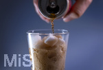 14.10.2026, Thema Zuckersteuer für Softgetränke. Studioaufnahme mit Würfelzucker und Cola-Dose.  Die Bundesregierung hat sich im Streit um die Zuckersteuer für Getränke geeinigt, Der Kompromiss sieht eine zweistufige Steuer und Ausnahmen für kleinere Hersteller vor. So soll ab dem 1. Juli 2027 ein Steuersatz von 26 Cent auf gesüßte Getränke mit einem Zuckergehalt ab 5 Gramm pro 100 Milliliter erhoben werden. Bei einem Zuckergehalt von 8 Gramm pro 100 Milliliter soll der Satz 32 Cent betragen. 