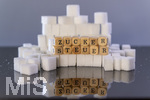 14.10.2026, Thema Zuckersteuer für Softgetränke. Studioaufnahme mit Würfelzucker und Schriftzug ZUCKERSTEUER.  Die Bundesregierung hat sich im Streit um die Zuckersteuer für Getränke geeinigt, Der Kompromiss sieht eine zweistufige Steuer und Ausnahmen für kleinere Hersteller vor. So soll ab dem 1. Juli 2027 ein Steuersatz von 26 Cent auf gesüßte Getränke mit einem Zuckergehalt ab 5 Gramm pro 100 Milliliter erhoben werden. Bei einem Zuckergehalt von 8 Gramm pro 100 Milliliter soll der Satz 32 Cent betragen.