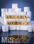 14.10.2026, Thema Zuckersteuer für Softgetränke. Studioaufnahme mit Würfelzucker und Schriftzug ZUCKERSTEUER.  Die Bundesregierung hat sich im Streit um die Zuckersteuer für Getränke geeinigt, Der Kompromiss sieht eine zweistufige Steuer und Ausnahmen für kleinere Hersteller vor. So soll ab dem 1. Juli 2027 ein Steuersatz von 26 Cent auf gesüßte Getränke mit einem Zuckergehalt ab 5 Gramm pro 100 Milliliter erhoben werden. Bei einem Zuckergehalt von 8 Gramm pro 100 Milliliter soll der Satz 32 Cent betragen.