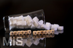 14.10.2026, Thema Zuckersteuer für Softgetränke. Studioaufnahme mit Würfelzucker und Schriftzug ZUCKERSTEUER.  Die Bundesregierung hat sich im Streit um die Zuckersteuer für Getränke geeinigt, Der Kompromiss sieht eine zweistufige Steuer und Ausnahmen für kleinere Hersteller vor. So soll ab dem 1. Juli 2027 ein Steuersatz von 26 Cent auf gesüßte Getränke mit einem Zuckergehalt ab 5 Gramm pro 100 Milliliter erhoben werden. Bei einem Zuckergehalt von 8 Gramm pro 100 Milliliter soll der Satz 32 Cent betragen.