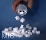 14.10.2026, Thema Zuckersteuer für Softgetränke. Studioaufnahme mit Würfelzucker und Cola-Dose.  Die Bundesregierung hat sich im Streit um die Zuckersteuer für Getränke geeinigt, Der Kompromiss sieht eine zweistufige Steuer und Ausnahmen für kleinere Hersteller vor. So soll ab dem 1. Juli 2027 ein Steuersatz von 26 Cent auf gesüßte Getränke mit einem Zuckergehalt ab 5 Gramm pro 100 Milliliter erhoben werden. Bei einem Zuckergehalt von 8 Gramm pro 100 Milliliter soll der Satz 32 Cent betragen. 