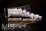 14.10.2026, Thema Zuckersteuer für Softgetränke. Studioaufnahme mit Würfelzucker und Schriftzug ZUCKERSTEUER.  Die Bundesregierung hat sich im Streit um die Zuckersteuer für Getränke geeinigt, Der Kompromiss sieht eine zweistufige Steuer und Ausnahmen für kleinere Hersteller vor. So soll ab dem 1. Juli 2027 ein Steuersatz von 26 Cent auf gesüßte Getränke mit einem Zuckergehalt ab 5 Gramm pro 100 Milliliter erhoben werden. Bei einem Zuckergehalt von 8 Gramm pro 100 Milliliter soll der Satz 32 Cent betragen.