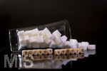 14.10.2026, Thema Zuckersteuer für Softgetränke. Studioaufnahme mit Würfelzucker und Schriftzug ZUCKERSTEUER.  Die Bundesregierung hat sich im Streit um die Zuckersteuer für Getränke geeinigt, Der Kompromiss sieht eine zweistufige Steuer und Ausnahmen für kleinere Hersteller vor. So soll ab dem 1. Juli 2027 ein Steuersatz von 26 Cent auf gesüßte Getränke mit einem Zuckergehalt ab 5 Gramm pro 100 Milliliter erhoben werden. Bei einem Zuckergehalt von 8 Gramm pro 100 Milliliter soll der Satz 32 Cent betragen.