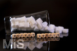 14.10.2026, Thema Zuckersteuer für Softgetränke. Studioaufnahme mit Würfelzucker und Schriftzug ZUCKERSTEUER.  Die Bundesregierung hat sich im Streit um die Zuckersteuer für Getränke geeinigt, Der Kompromiss sieht eine zweistufige Steuer und Ausnahmen für kleinere Hersteller vor. So soll ab dem 1. Juli 2027 ein Steuersatz von 26 Cent auf gesüßte Getränke mit einem Zuckergehalt ab 5 Gramm pro 100 Milliliter erhoben werden. Bei einem Zuckergehalt von 8 Gramm pro 100 Milliliter soll der Satz 32 Cent betragen.
