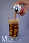 14.10.2026, Thema Zuckersteuer für Softgetränke. Studioaufnahme mit Würfelzucker und Cola-Dose.  Die Bundesregierung hat sich im Streit um die Zuckersteuer für Getränke geeinigt, Der Kompromiss sieht eine zweistufige Steuer und Ausnahmen für kleinere Hersteller vor. So soll ab dem 1. Juli 2027 ein Steuersatz von 26 Cent auf gesüßte Getränke mit einem Zuckergehalt ab 5 Gramm pro 100 Milliliter erhoben werden. Bei einem Zuckergehalt von 8 Gramm pro 100 Milliliter soll der Satz 32 Cent betragen. 