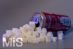 14.10.2026, Thema Zuckersteuer für Softgetränke. Studioaufnahme mit Würfelzucker und Cola-Dose.  Die Bundesregierung hat sich im Streit um die Zuckersteuer für Getränke geeinigt, Der Kompromiss sieht eine zweistufige Steuer und Ausnahmen für kleinere Hersteller vor. So soll ab dem 1. Juli 2027 ein Steuersatz von 26 Cent auf gesüßte Getränke mit einem Zuckergehalt ab 5 Gramm pro 100 Milliliter erhoben werden. Bei einem Zuckergehalt von 8 Gramm pro 100 Milliliter soll der Satz 32 Cent betragen. 