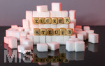 14.10.2026, Thema Zuckersteuer für Softgetränke. Studioaufnahme mit Würfelzucker und Schriftzug ZUCKERSTEUER.  Die Bundesregierung hat sich im Streit um die Zuckersteuer für Getränke geeinigt, Der Kompromiss sieht eine zweistufige Steuer und Ausnahmen für kleinere Hersteller vor. So soll ab dem 1. Juli 2027 ein Steuersatz von 26 Cent auf gesüßte Getränke mit einem Zuckergehalt ab 5 Gramm pro 100 Milliliter erhoben werden. Bei einem Zuckergehalt von 8 Gramm pro 100 Milliliter soll der Satz 32 Cent betragen.