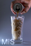 14.10.2026, Thema Zuckersteuer für Softgetränke. Studioaufnahme mit Würfelzucker und Cola-Dose.  Die Bundesregierung hat sich im Streit um die Zuckersteuer für Getränke geeinigt, Der Kompromiss sieht eine zweistufige Steuer und Ausnahmen für kleinere Hersteller vor. So soll ab dem 1. Juli 2027 ein Steuersatz von 26 Cent auf gesüßte Getränke mit einem Zuckergehalt ab 5 Gramm pro 100 Milliliter erhoben werden. Bei einem Zuckergehalt von 8 Gramm pro 100 Milliliter soll der Satz 32 Cent betragen. 