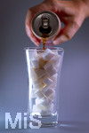 14.10.2026, Thema Zuckersteuer für Softgetränke. Studioaufnahme mit Würfelzucker und Cola-Dose.  Die Bundesregierung hat sich im Streit um die Zuckersteuer für Getränke geeinigt, Der Kompromiss sieht eine zweistufige Steuer und Ausnahmen für kleinere Hersteller vor. So soll ab dem 1. Juli 2027 ein Steuersatz von 26 Cent auf gesüßte Getränke mit einem Zuckergehalt ab 5 Gramm pro 100 Milliliter erhoben werden. Bei einem Zuckergehalt von 8 Gramm pro 100 Milliliter soll der Satz 32 Cent betragen. 