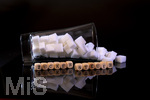 14.10.2026, Thema Zuckersteuer für Softgetränke. Studioaufnahme mit Würfelzucker und Schriftzug ZUCKERSTEUER.  Die Bundesregierung hat sich im Streit um die Zuckersteuer für Getränke geeinigt, Der Kompromiss sieht eine zweistufige Steuer und Ausnahmen für kleinere Hersteller vor. So soll ab dem 1. Juli 2027 ein Steuersatz von 26 Cent auf gesüßte Getränke mit einem Zuckergehalt ab 5 Gramm pro 100 Milliliter erhoben werden. Bei einem Zuckergehalt von 8 Gramm pro 100 Milliliter soll der Satz 32 Cent betragen.