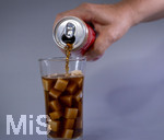 14.10.2026, Thema Zuckersteuer für Softgetränke. Studioaufnahme mit Würfelzucker und Cola-Dose.  Die Bundesregierung hat sich im Streit um die Zuckersteuer für Getränke geeinigt, Der Kompromiss sieht eine zweistufige Steuer und Ausnahmen für kleinere Hersteller vor. So soll ab dem 1. Juli 2027 ein Steuersatz von 26 Cent auf gesüßte Getränke mit einem Zuckergehalt ab 5 Gramm pro 100 Milliliter erhoben werden. Bei einem Zuckergehalt von 8 Gramm pro 100 Milliliter soll der Satz 32 Cent betragen. 