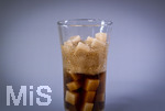 14.10.2026, Thema Zuckersteuer für Softgetränke. Studioaufnahme mit Würfelzucker und Cola-Dose.  Die Bundesregierung hat sich im Streit um die Zuckersteuer für Getränke geeinigt, Der Kompromiss sieht eine zweistufige Steuer und Ausnahmen für kleinere Hersteller vor. So soll ab dem 1. Juli 2027 ein Steuersatz von 26 Cent auf gesüßte Getränke mit einem Zuckergehalt ab 5 Gramm pro 100 Milliliter erhoben werden. Bei einem Zuckergehalt von 8 Gramm pro 100 Milliliter soll der Satz 32 Cent betragen. 