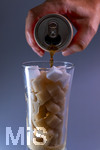 14.10.2026, Thema Zuckersteuer für Softgetränke. Studioaufnahme mit Würfelzucker und Cola-Dose.  Die Bundesregierung hat sich im Streit um die Zuckersteuer für Getränke geeinigt, Der Kompromiss sieht eine zweistufige Steuer und Ausnahmen für kleinere Hersteller vor. So soll ab dem 1. Juli 2027 ein Steuersatz von 26 Cent auf gesüßte Getränke mit einem Zuckergehalt ab 5 Gramm pro 100 Milliliter erhoben werden. Bei einem Zuckergehalt von 8 Gramm pro 100 Milliliter soll der Satz 32 Cent betragen. 