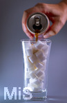 14.10.2026, Thema Zuckersteuer für Softgetränke. Studioaufnahme mit Würfelzucker und Cola-Dose.  Die Bundesregierung hat sich im Streit um die Zuckersteuer für Getränke geeinigt, Der Kompromiss sieht eine zweistufige Steuer und Ausnahmen für kleinere Hersteller vor. So soll ab dem 1. Juli 2027 ein Steuersatz von 26 Cent auf gesüßte Getränke mit einem Zuckergehalt ab 5 Gramm pro 100 Milliliter erhoben werden. Bei einem Zuckergehalt von 8 Gramm pro 100 Milliliter soll der Satz 32 Cent betragen. 
