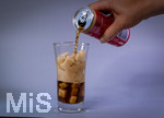 14.10.2026, Thema Zuckersteuer für Softgetränke. Studioaufnahme mit Würfelzucker und Cola-Dose.  Die Bundesregierung hat sich im Streit um die Zuckersteuer für Getränke geeinigt, Der Kompromiss sieht eine zweistufige Steuer und Ausnahmen für kleinere Hersteller vor. So soll ab dem 1. Juli 2027 ein Steuersatz von 26 Cent auf gesüßte Getränke mit einem Zuckergehalt ab 5 Gramm pro 100 Milliliter erhoben werden. Bei einem Zuckergehalt von 8 Gramm pro 100 Milliliter soll der Satz 32 Cent betragen. 