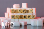 14.10.2026, Thema Zuckersteuer für Softgetränke. Studioaufnahme mit Würfelzucker und Schriftzug ZUCKERSTEUER.  Die Bundesregierung hat sich im Streit um die Zuckersteuer für Getränke geeinigt, Der Kompromiss sieht eine zweistufige Steuer und Ausnahmen für kleinere Hersteller vor. So soll ab dem 1. Juli 2027 ein Steuersatz von 26 Cent auf gesüßte Getränke mit einem Zuckergehalt ab 5 Gramm pro 100 Milliliter erhoben werden. Bei einem Zuckergehalt von 8 Gramm pro 100 Milliliter soll der Satz 32 Cent betragen.