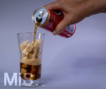 14.10.2026, Thema Zuckersteuer für Softgetränke. Studioaufnahme mit Würfelzucker und Cola-Dose.  Die Bundesregierung hat sich im Streit um die Zuckersteuer für Getränke geeinigt, Der Kompromiss sieht eine zweistufige Steuer und Ausnahmen für kleinere Hersteller vor. So soll ab dem 1. Juli 2027 ein Steuersatz von 26 Cent auf gesüßte Getränke mit einem Zuckergehalt ab 5 Gramm pro 100 Milliliter erhoben werden. Bei einem Zuckergehalt von 8 Gramm pro 100 Milliliter soll der Satz 32 Cent betragen. 