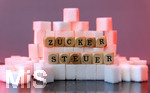 14.10.2026, Thema Zuckersteuer für Softgetränke. Studioaufnahme mit Würfelzucker und Schriftzug ZUCKERSTEUER.  Die Bundesregierung hat sich im Streit um die Zuckersteuer für Getränke geeinigt, Der Kompromiss sieht eine zweistufige Steuer und Ausnahmen für kleinere Hersteller vor. So soll ab dem 1. Juli 2027 ein Steuersatz von 26 Cent auf gesüßte Getränke mit einem Zuckergehalt ab 5 Gramm pro 100 Milliliter erhoben werden. Bei einem Zuckergehalt von 8 Gramm pro 100 Milliliter soll der Satz 32 Cent betragen.