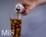 14.10.2026, Thema Zuckersteuer für Softgetränke. Studioaufnahme mit Würfelzucker und Cola-Dose.  Die Bundesregierung hat sich im Streit um die Zuckersteuer für Getränke geeinigt, Der Kompromiss sieht eine zweistufige Steuer und Ausnahmen für kleinere Hersteller vor. So soll ab dem 1. Juli 2027 ein Steuersatz von 26 Cent auf gesüßte Getränke mit einem Zuckergehalt ab 5 Gramm pro 100 Milliliter erhoben werden. Bei einem Zuckergehalt von 8 Gramm pro 100 Milliliter soll der Satz 32 Cent betragen. 