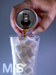 14.10.2026, Thema Zuckersteuer für Softgetränke. Studioaufnahme mit Würfelzucker und Cola-Dose.  Die Bundesregierung hat sich im Streit um die Zuckersteuer für Getränke geeinigt, Der Kompromiss sieht eine zweistufige Steuer und Ausnahmen für kleinere Hersteller vor. So soll ab dem 1. Juli 2027 ein Steuersatz von 26 Cent auf gesüßte Getränke mit einem Zuckergehalt ab 5 Gramm pro 100 Milliliter erhoben werden. Bei einem Zuckergehalt von 8 Gramm pro 100 Milliliter soll der Satz 32 Cent betragen. 