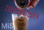 14.10.2026, (ACHTUNG BILDMONTAGE) Thema Zuckersteuer für Softgetränke. Studioaufnahme mit Würfelzucker und Cola-Dose.  Die Bundesregierung hat sich im Streit um die Zuckersteuer für Getränke geeinigt, Der Kompromiss sieht eine zweistufige Steuer und Ausnahmen für kleinere Hersteller vor. So soll ab dem 1. Juli 2027 ein Steuersatz von 26 Cent auf gesüßte Getränke mit einem Zuckergehalt ab 5 Gramm pro 100 Milliliter erhoben werden. Bei einem Zuckergehalt von 8 Gramm pro 100 Milliliter soll der Satz 32 Cent betragen. 