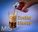 14.10.2026, (ACHTUNG BILDMONTAGE!) Thema Zuckersteuer für Softgetränke. Studioaufnahme mit Würfelzucker und Cola-Dose.  Die Bundesregierung hat sich im Streit um die Zuckersteuer für Getränke geeinigt, Der Kompromiss sieht eine zweistufige Steuer und Ausnahmen für kleinere Hersteller vor. So soll ab dem 1. Juli 2027 ein Steuersatz von 26 Cent auf gesüßte Getränke mit einem Zuckergehalt ab 5 Gramm pro 100 Milliliter erhoben werden. Bei einem Zuckergehalt von 8 Gramm pro 100 Milliliter soll der Satz 32 Cent betragen. 