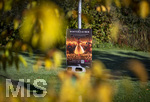 17.10.2026,  Bad Wörishofen, der Kurpark leuchtet in den Herbstfarben. Ein Plakat kündigt jedoch schon einen Winterzauber im Kurhaus an.