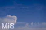 17.10.2026,  Bad Wörishofen,  Wolkenformationen am Himmel, Ein Flugzeug zieht einen Kondensstreifen hinter sich her 