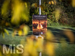 17.10.2026,  Bad Wörishofen, der Kurpark leuchtet in den Herbstfarben. Ein Plakat kündigt jedoch schon einen Winterzauber im Kurhaus an.