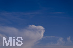 17.10.2026,  Bad Wörishofen,  Wolkenformationen am Himmel, Ein Flugzeug zieht einen Kondensstreifen hinter sich her 