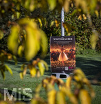 17.10.2026,  Bad Wörishofen, der Kurpark leuchtet in den Herbstfarben. Ein Plakat kündigt jedoch schon einen Winterzauber im Kurhaus an.