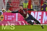 17.10.2026, Fussball Bundesliga 2026/2027, 6.Spieltag, FC Bayern München - RB Leipzig, in der Allianz-Arena München,   Torwart Jonas Urbig (FC Bayern München) beim Aufwärmen.



