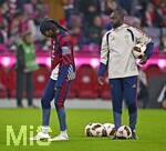 17.10.2026, Fussball Bundesliga 2026/2027, 6.Spieltag, FC Bayern München - RB Leipzig, in der Allianz-Arena München,   Michael Olise (FC Bayern München) schaut auf seine Schuhe


