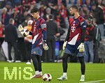 17.10.2026, Fussball Bundesliga 2026/2027, 6.Spieltag, FC Bayern München - RB Leipzig, in der Allianz-Arena München,   v.l. Torwart David Podar-Stiube (FC Bayern München)  und Torwart Sven Ulreich (FC Bayern München) . 


