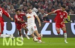 17.10.2026, Fussball Bundesliga 2026/2027, 6.Spieltag, FC Bayern München - RB Leipzig, in der Allianz-Arena München,   v.l. Nathaniel Brown (FC Bayern München) , Brajan Gruda (RB Leipzig) und Luis Diaz (FC Bayern München) 


