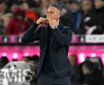 17.10.2026, Fussball Bundesliga 2026/2027, 6.Spieltag, FC Bayern München - RB Leipzig, in der Allianz-Arena München,   Trainer Martin Demichelis (RB Leipzig) pfeift auf seinen Fingern


