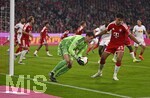 17.10.2026, Fussball Bundesliga 2026/2027, 6.Spieltag, FC Bayern München - RB Leipzig, in der Allianz-Arena München,   Torwart Jonas Urbig (FC Bayern München) fängt den Ball. Aleksandar Pavlovic (Bayern München)  


