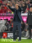 17.10.2026, Fussball Bundesliga 2026/2027, 6.Spieltag, FC Bayern München - RB Leipzig, in der Allianz-Arena München,   Trainer Martin Demichelis (RB Leipzig) gestikuliert


