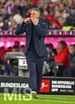 17.10.2026, Fussball Bundesliga 2026/2027, 6.Spieltag, FC Bayern München - RB Leipzig, in der Allianz-Arena München,   Trainer Martin Demichelis (RB Leipzig) pfeift auf seinen Fingern


