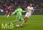 17.10.2026, Fussball Bundesliga 2026/2027, 6.Spieltag, FC Bayern München - RB Leipzig, in der Allianz-Arena München,   Torwart Jonas Urbig (FC Bayern München) Schusshaltung.


