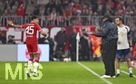 17.10.2026, Fussball Bundesliga 2026/2027, 6.Spieltag, FC Bayern München - RB Leipzig, in der Allianz-Arena München,   Aleksandar Pavlovic (Bayern München)  bei Trainer Vincent Kompany (FC Bayern München) 


