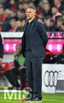 17.10.2026, Fussball Bundesliga 2026/2027, 6.Spieltag, FC Bayern München - RB Leipzig, in der Allianz-Arena München,   Trainer Martin Demichelis (RB Leipzig) nachdenklich.


