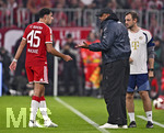 17.10.2026, Fussball Bundesliga 2026/2027, 6.Spieltag, FC Bayern München - RB Leipzig, in der Allianz-Arena München,   Aleksandar Pavlovic (Bayern München)  bei Trainer Vincent Kompany (FC Bayern München) 


