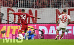 17.10.2026, Fussball Bundesliga 2026/2027, 6.Spieltag, FC Bayern München - RB Leipzig, in der Allianz-Arena München,   v.l. Ismael Saibari (FC Bayern München), Torwart Maarten Vandevoordt (RB Leipzig) und David Raum (RB Leipzig) 


