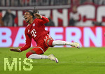17.10.2026, Fussball Bundesliga 2026/2027, 6.Spieltag, FC Bayern München - RB Leipzig, in der Allianz-Arena München,   Michael Olise (FC Bayern München) fliegt durch ide Luft


